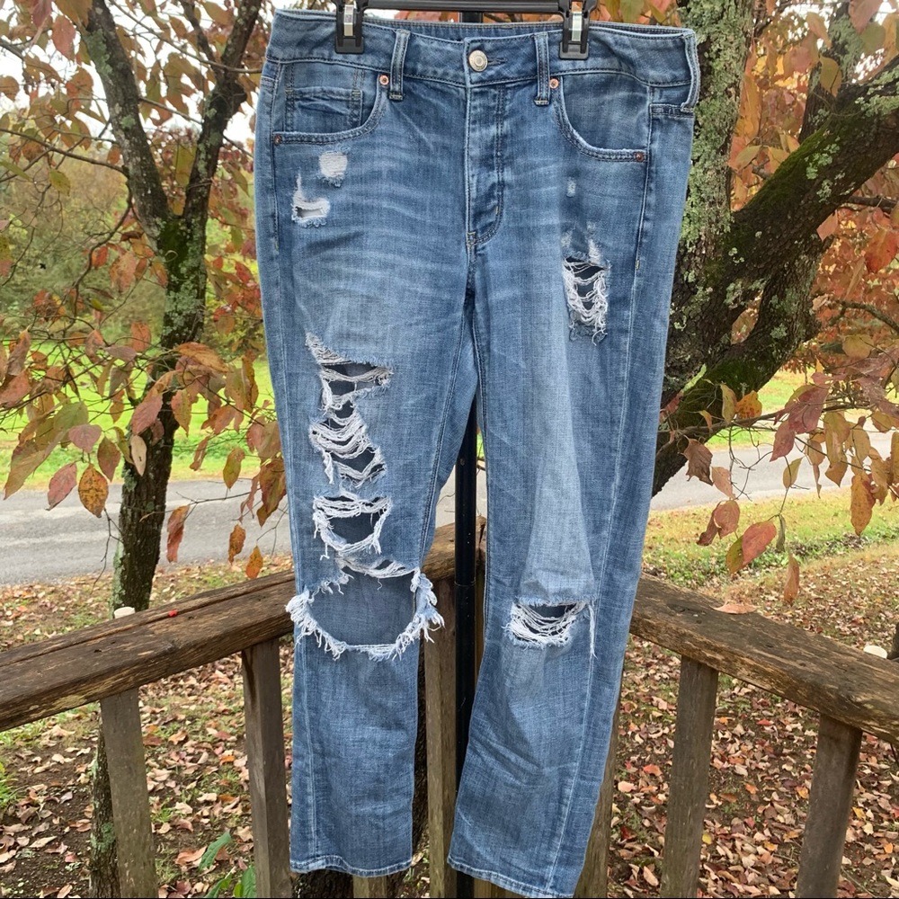 🎄 American Eagle | Distressed Tomgirl Jeans Size 8 Regular